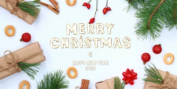 圣诞快乐 新年快乐2023 圣诞贺卡或横幅 圣诞礼物 冷杉枝条 面包圈和肉桂在白色背景的筒子里 平躺在地上 俯瞰四周 — 图库照片