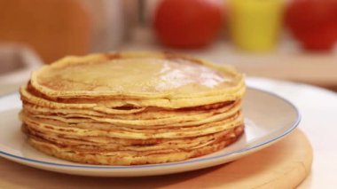 Taze pişmiş krepler, yığına yeni bir krep eklemek. Evde krep pişirmek, ev yapımı ince krepler. Aktif olarak yükselen buharlı krepler.