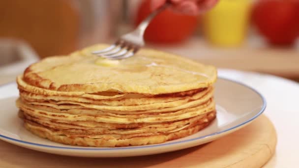 Butterheiße Frisch Gebackene Crêpes Pfannkuchen Kochen Hause Leckeres Essen Frühstück — Stockvideo