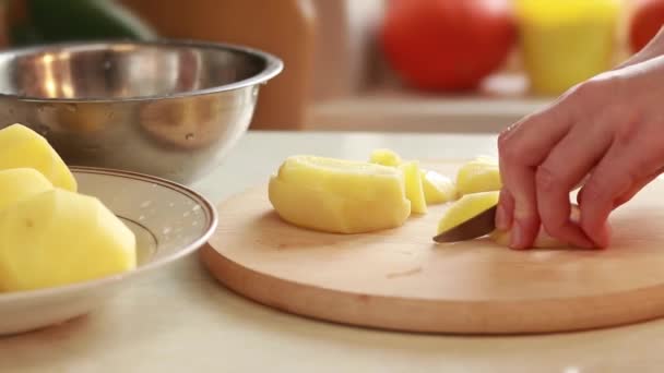 Process Cutting Potatoes Woman Cuts Potatoes Knife Wooden Cutting Board — Vídeo de Stock