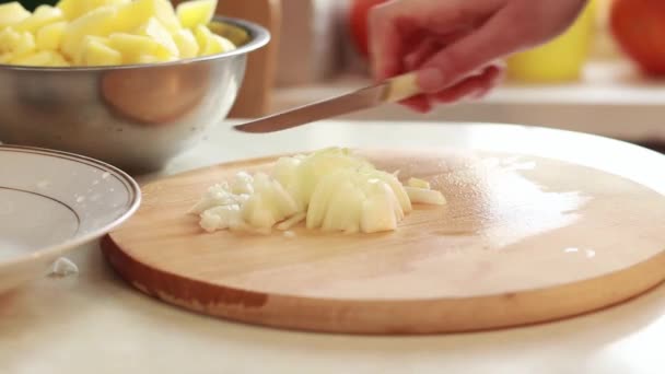 切洋葱的过程 一个女人在木刻板上用刀调整切碎的洋葱 准备食物的过程 有选择的重点 — 图库视频影像