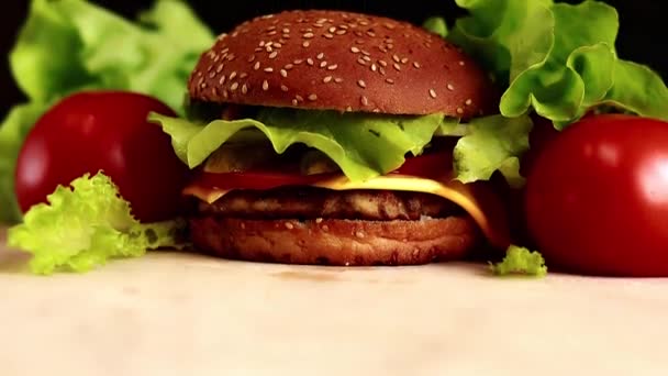 Burger Cutlet Melted Cheese Salad Vegetables Dark Background Burger Fresh — Vídeos de Stock