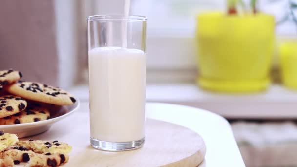 Pour Milk Glass Glass Milk Delicious Chocolate Chip Cookies Natural — Αρχείο Βίντεο