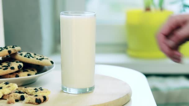 Woman Hand Takes Glass Milk Glass Milk Delicious Chocolate Chip — Stok video