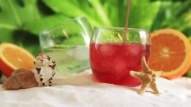 Limonlu alkol içeceği. Sahilde kokteyl hazırlıyorum. İçkiyi bardağa doldur. Olgun meyvelerin arka planında ferahlatıcı içecek. Tatil kokteyli. Yaz, tatil konsepti