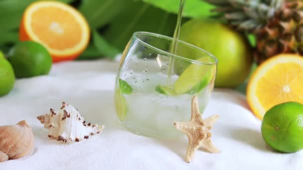 Cocktail Mit Eis Gin Limettenkeilen Und Tonic Glasbecher Sand Vorhanden — Stockvideo