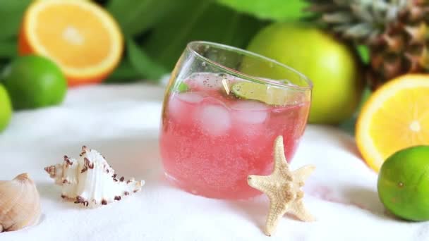 Pinkfarbener Cocktail Sand Sommerurlaub Kurkonzept Erfrischungsgetränk Strand Seesterne Neben Dem — Stockvideo