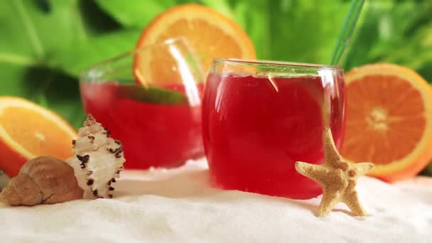 Zwei Cocktails Mit Tonic Saft Und Limette Zwei Gläser Sand — Stockvideo