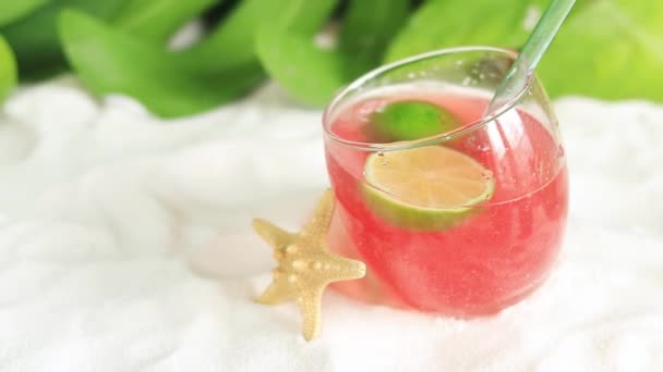 Pinkfarbener Cocktail Sand Sommerurlaub Kurkonzept Erfrischungsgetränk Strand Seesterne Neben Dem — Stockvideo