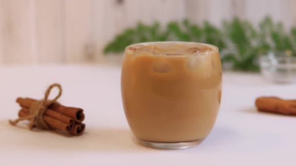 우유가 아이스커피 활력을 커피를 우유에 지푸라기를 섞는다 — 비디오