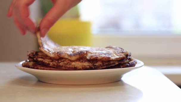 Frying Homemade Pancakes Milk Woman Hand Takes Ready Made Pancake — ストック動画