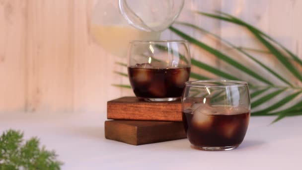Café Gelado Com Leite Uma Bebida Revigorante Leite Derramado Uma — Vídeo de Stock