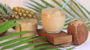 Kokteylli yaz kompozisyonu, pina colada. Alkolik kokteyller, ananas, hindistan cevizi, tatil konsepti. Buzlu içecek.