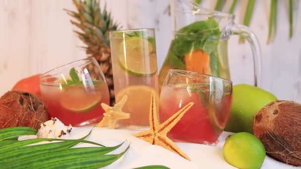 Composición Verano Con Cócteles Vasos Con Limonada Alcohol Playa Cócteles — Vídeo de stock