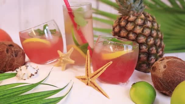 Composizione Estiva Con Cocktail Bicchieri Con Limonata Alcool Spiaggia Cocktail — Video Stock