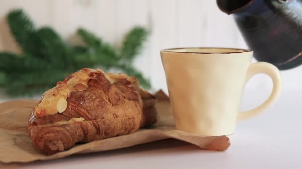 Кава Круасантами Наливаю Кофе Чашку Гаряча Кава Французький Круасан Світлому — стокове відео