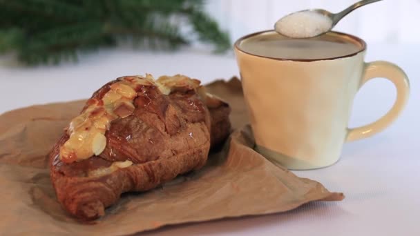 Französisches Croissant Und Eine Tasse Kaffee Mit Milch Leckeres Süßes — Stockvideo
