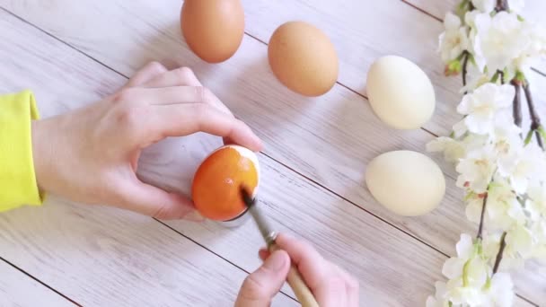 Яйця Фарбою Зверху Жіночі Руки Готуйтеся Великодня Малюйте Яйця Християнське — стокове відео