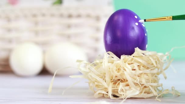 Paint Easter Egg Brush Put White Dots Egg Mini Nest — Vídeos de Stock