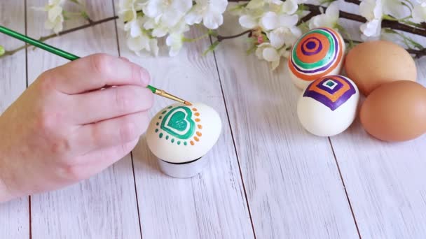 Великодні Яйця Підготовка Свята Фарбування Яєць Фарбами Малювання Сердець Жіночі — стокове відео