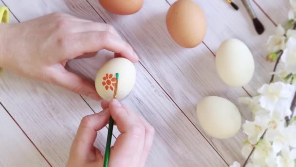 Пасхальные Яйца Подготовка Празднику Покраска Яиц Красками Рисование Цветка Вид — стоковое видео