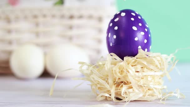 Pomalować Jajko Wielkanocne Pędzlem Umieścić Białe Kropki Jajo Mini Gnieździe — Wideo stockowe