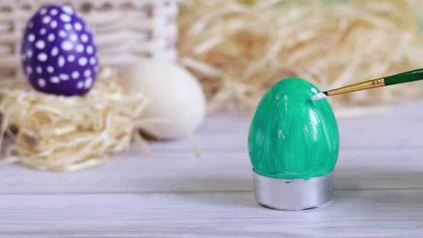 Pintar Huevo Pascua Con Pincel Poner Puntos Huevo Mini Nido — Vídeo de stock