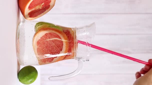 Limonade Aus Grapefruit Limette Und Mineralwasser Zubereitung Eines Alkoholfreien Erfrischungsgetränks — Stockvideo