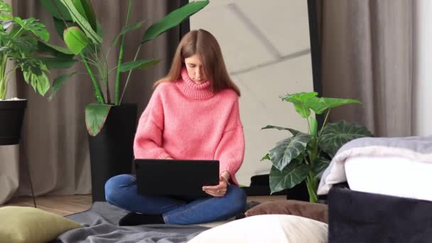 Gadis Dengan Laptop Yang Bekerja Lingkungan Yang Nyaman Rumah Pencarian — Stok Video