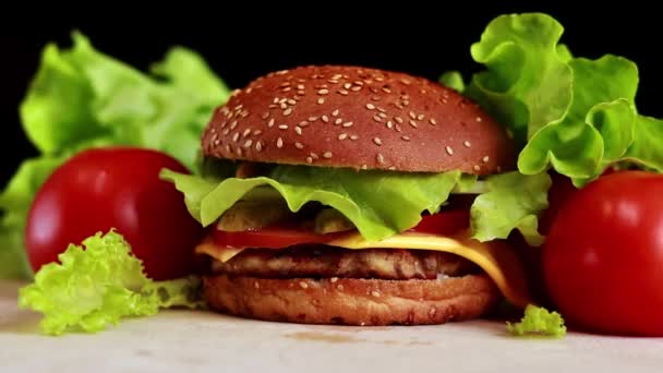 Homemade Juicy Cheeseburger Close Burger Cheese Cutlet Fresh Salad Tomatoes — Video Stock
