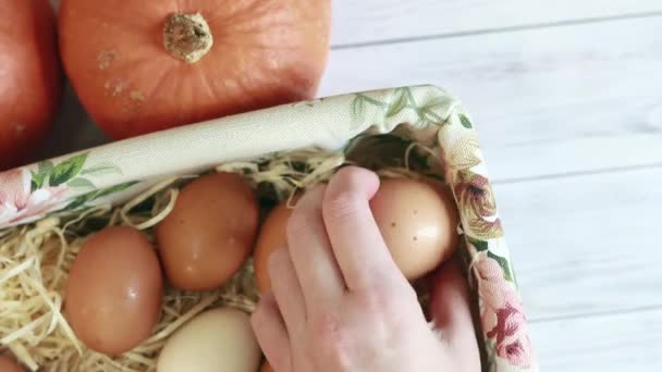 Φρέσκα Ωμά Αυγά Ένα Ψάθινο Καλάθι Κορυφαία Θέα Χέρι Μιας — Αρχείο Βίντεο