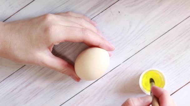 Жовте Пасхальне Яйце Розфарбуйте Яйця Фарбами Зверху Руки Жінки Яйцем — стокове відео