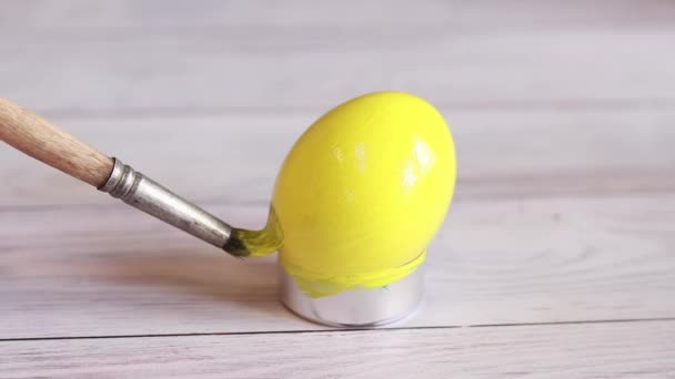 Huevo Amarillo Pascua Colorea Los Huevos Preparación Para Las Vacaciones — Vídeos de Stock