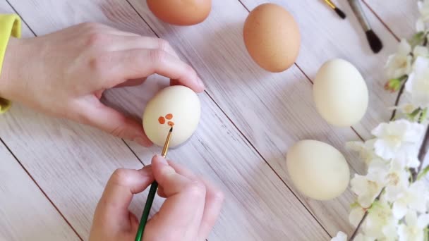Πασχαλινά Αυγά Προετοιμασία Για Τις Διακοπές Βάψτε Αυγά Μπογιές Ζωγραφίστε — Αρχείο Βίντεο