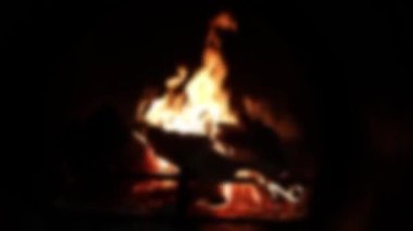 Gece yanan bir kamp ateşinin bulanık videosu. Ormanda şenlik ateşi yanıyor. Gecenin köründe şenlik ateşi.