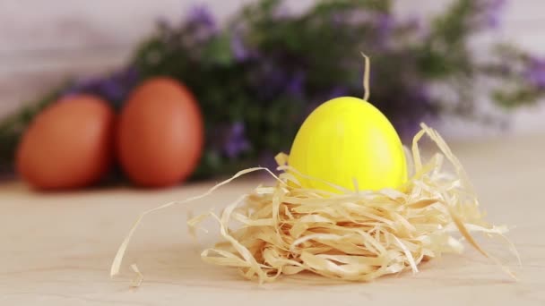 Yellow Easter Egg Nest Background Flowers Christ Risen Easter Holiday — Vídeo de Stock