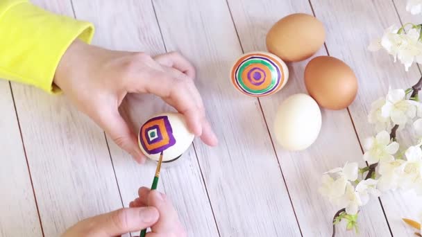 Розфарбуйте Великодні Яйця Яскравими Кольорами Зверху Майстер Клас Фарбування Яєць — стокове відео