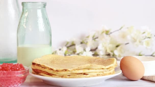 Готуємо Тонкі Млинці Піднімаючись Пару Сніданок Затишній Кухні Масляної — стокове відео