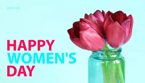 幸せな女性の日 3月8日 青い背景に瓶の中の春のチューリップの花束 サイドビュー 花とお祝い文 — ストック写真