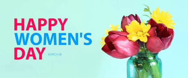 幸せな女性の日 3月8日 青い背景に鮮やかなチューリップや黄色の花を咲かせます 瓶の中の花 サイドビュー 花とお祝い文 — ストック写真