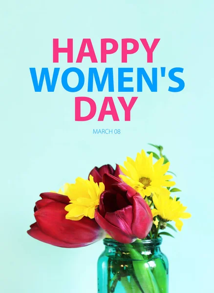 幸せな女性の日 3月8日 青い背景に鮮やかなチューリップや黄色の花を咲かせます 瓶の中の花 サイドビュー 花とお祝い文 — ストック写真