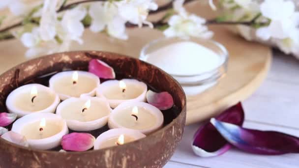 Pálení Svíček Vodě Lázeňská Kompozice Kokosovou Miskou Růžovými Tulipánovými Okvětními — Stock video