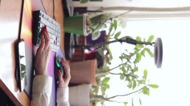 Güzel kadın elleri ve klavyesi. Bir kadın bilgisayar başında çalışıyor, dikey video. Klavyede yazıyorum. Uzaklık öğrenimi, çevrimiçi eğitim ve bilgisayar üzerine çalışma
