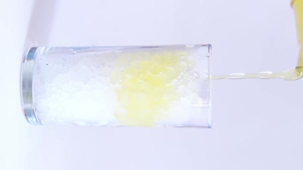 조각을 레모네이드 배경에 얼음을 오렌지 — 비디오