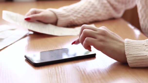 Hembokföring Kvinnors Händer Och Miniräknare Smartphone Hålla Koll Kostnaderna Beräkna — Stockvideo
