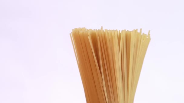 Paquet Spaghettis Non Cuits Tourne Autour Sur Fond Clair Vue — Video