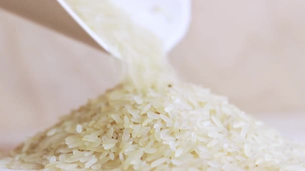 把米倒入堆里 煮熟了很久的米饭 稻子掉在桌子上 Groats — 图库视频影像