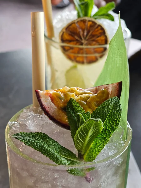 Två Alkoholhaltiga Drinkar Med Uppfriskande Drinkar Royal Hawaiian Cocktail Och — Stockfoto