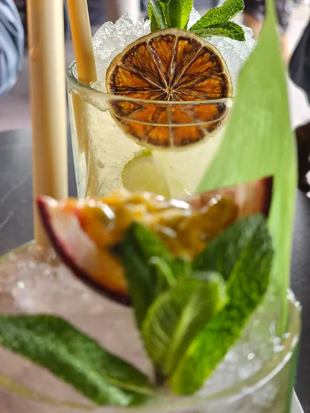 Två Alkoholhaltiga Drinkar Med Uppfriskande Drinkar Royal Hawaiian Cocktail Och — Stockfoto