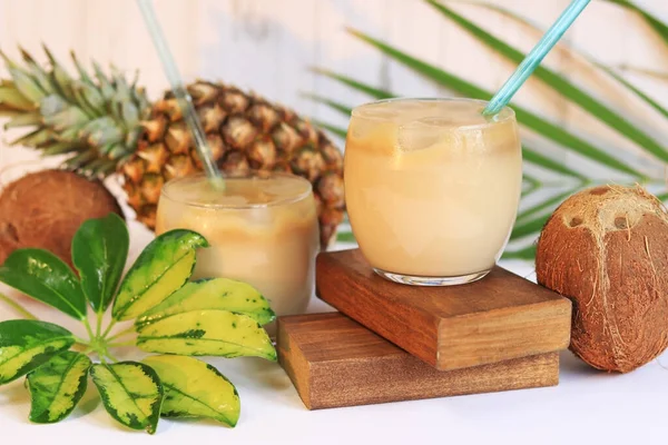Summer Composition Cocktails Pina Colada Alcoholic Cocktails Pineapple Coconut Resort — Stockfoto